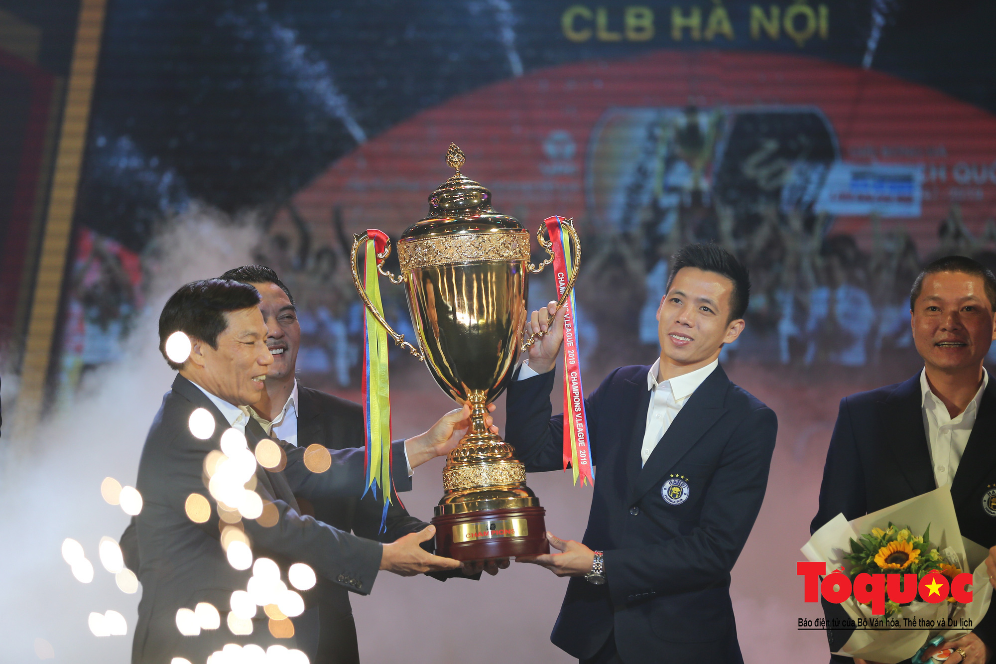 VLEAGUE AWARDS 2019 - NHIỀU CẢM XÚC KHÓ QUÊN VÀ KHOẢNH KHẮC ĐÁNG NHỚ